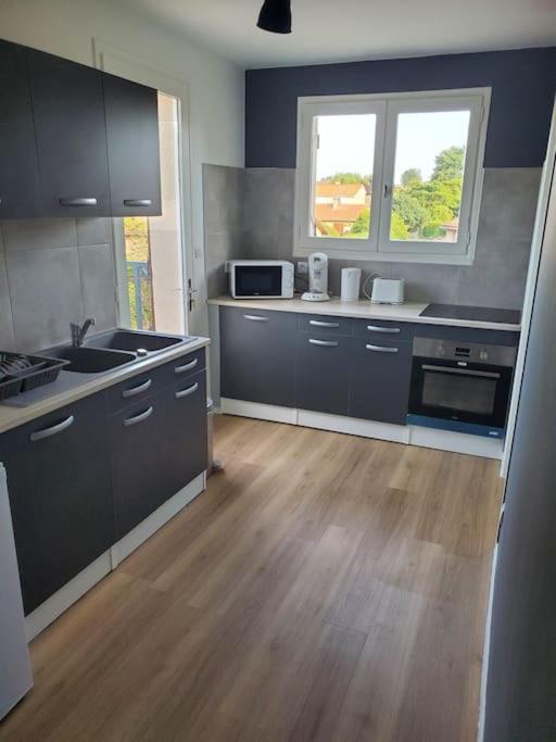 Appartement Moderne Et Equipe L'Isle-Jourdain  Ngoại thất bức ảnh